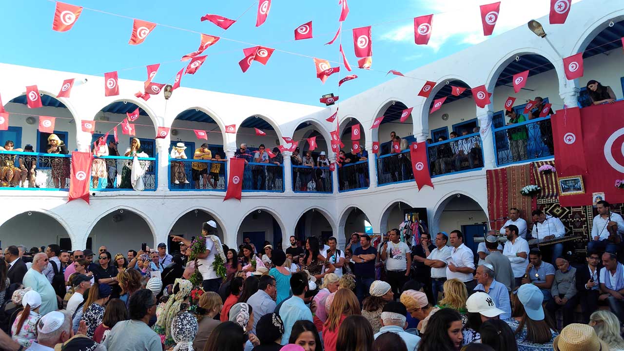Auction / mInara procession